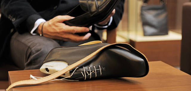 <strong>Salvatore Ferragamo｜サルヴァトーレ フェラガモ</strong>　一枚革を木型に釣り込んだワンピースシューズ。革の造形美はまるで芸術品の域。