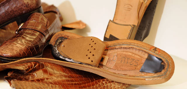 <strong>Salvatore Ferragamo｜サルヴァトーレ フェラガモ</strong>　「トラメッザ」の分解サンプル。ソールの複雑な構造の中に木製とはがねの「シャンク」が見える。