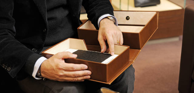 <strong>Salvatore Ferragamo｜サルヴァトーレ フェラガモ</strong>　「トラメッザ」には既製品以外に、メイド・トゥ・オーダーもある。20スタイル、マテリアルとカラーの豊富なバリエーションから好みの一足をオーダーできる。