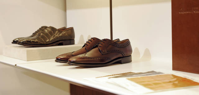 <strong>Salvatore Ferragamo｜サルヴァトーレ フェラガモ</strong>　トゥの薄いシャープなフォルムはイタリア靴ならでは。モダンな足元を彩る。「トラメッザ」メイド・トゥ・オーダーでオーダーすることができる。