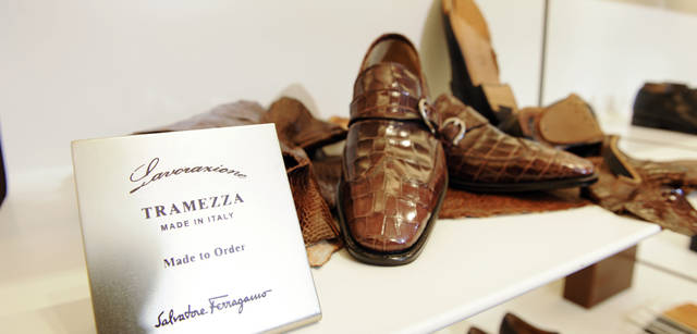 <strong>Salvatore Ferragamo｜サルヴァトーレ フェラガモ</strong>　「トラメッザ」メイド・トゥ・オーダーのクロコダイル製のシューズ。こんな斬新な自分だけの一足を仕立てることができる。
