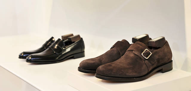 <strong>Salvatore Ferragamo｜サルヴァトーレ フェラガモ</strong>　最高級のトラメッザラインのモンクストラップシューズ。素材はカーフスエード（チョコレートブラウン）。10万9200円