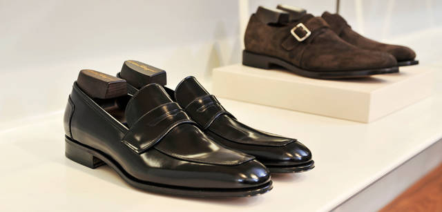 <strong>Salvatore Ferragamo｜サルヴァトーレ フェラガモ</strong>　こちらはオリジナーレのローファー。素材はカーフ（ブラック）。7万5600円