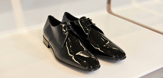 <strong>Salvatore Ferragamo｜サルヴァトーレ フェラガモ</strong>　ステューディオの2ホールプレーントゥ。素材はパテントカーフ（ブラック）が用いられ光沢が美しく、流麗なフォルムとともにエレガントな足元をつくる。7万1400円