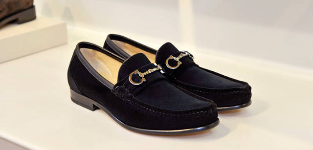 <strong>Salvatore Ferragamo｜サルヴァトーレ フェラガモ</strong>　トゥボラーレの1足。サルヴァトーレ フェラガモのアイコンである、ガンチーニを配したローファーで優美なたたずまい。素材はベルベット（ブラック）。6万5100円