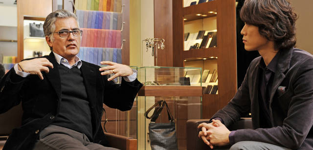 <strong>Salvatore Ferragamo｜サルヴァトーレ フェラガモ</strong>　世界各地で文化人やアーティストと出会うことを愉しみにしているというハビエ氏。この日は、「フェラガモ・ワールド」のレセプションがおこなわれた六本木ヒルズ店で若手注目のバレエダンサー宮尾俊太郎氏と対談する機会を得た。