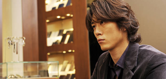 <strong>Salvatore Ferragamo｜サルヴァトーレ フェラガモ</strong>　甘いマスクの宮尾氏は26歳。14歳でバレエをはじめるきっかけとなった熊川哲也氏率いるKバレエカンパニーに所属する、期待のソリスト。