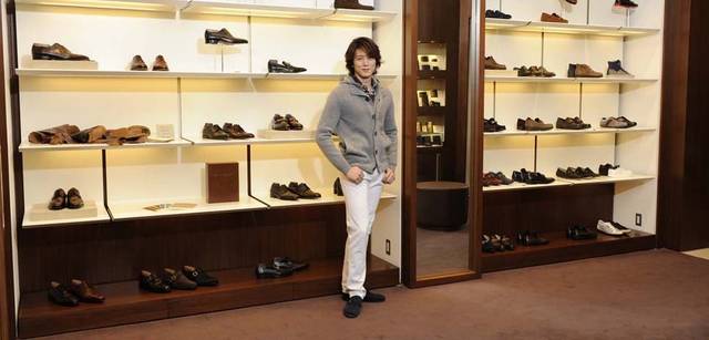 <strong>Salvatore Ferragamo｜サルヴァトーレ フェラガモ</strong>　この日意気投合したハビエ氏から勧められた「フェラガモ・ワールド」のスリッポンに、秋冬コレクションのウェアをコーディネートして。