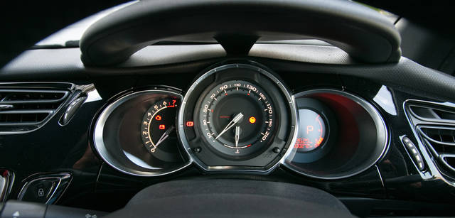 <strong>CITROEN DS3｜シトロエン DS3</strong>　インテリアもスポーティな表情を見せる。　photo by Hirotaka Shimizu 