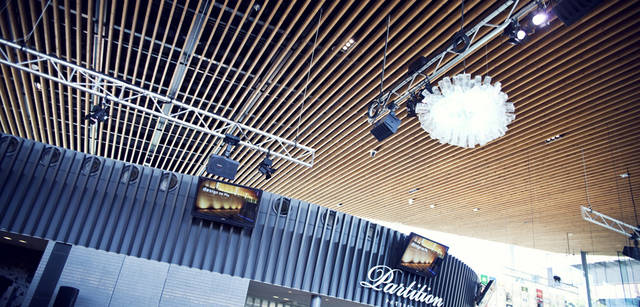 <strong>CITROEN DS3｜シトロエン DS3</strong>　<strong>『デザインの間』</strong>　『デザインの間』は赤松の集層材を活かした作りで、取り壊すさいも再生可能が前提の設計となっている。