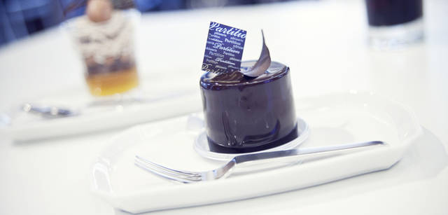 <strong>CITROEN DS3｜シトロエン DS3</strong>　<strong>『デザインの間』</strong>　『デザインの間』に入っている「パティスリー＆カフェ パルティシォン」の名物ケーキ「パルティシォン」（480円）。