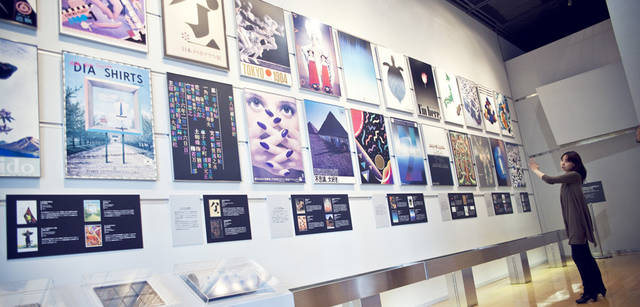 <strong>CITROEN DS3｜シトロエン DS3</strong>　<strong>『デザインミュージアム』</strong>　グラフィックデザイナーの草分け的存在、亀倉雄策が手がけた東京オリンピックのポスターなど、過去の名作がずらりと展示されている。