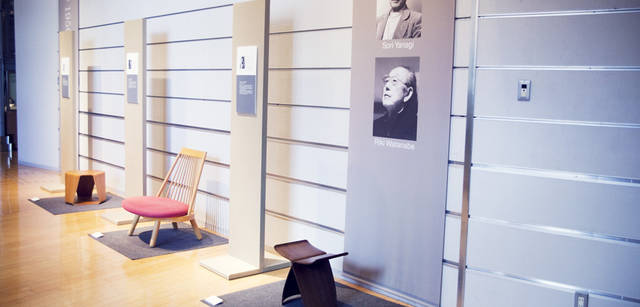 <strong>CITROEN DS3｜シトロエン DS3</strong>　<strong>『デザインミュージアム』</strong>　日本のデザイナーによる椅子も多く展示されている。手前から柳宗理のバタフライスツール、豊口克平のスポークチェア、田辺麗子のムライスツール。