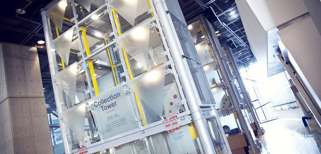 <strong>CITROEN DS3｜シトロエン DS3</strong>　<strong>『デザインミュージアム』</strong>　アメリカのアールデコ時代の工業製品の展示が豊富。ガラスケースにテーマごとに収められ電動で回るおもしろい仕組みは、工場の生産ラインからインスパイアされたもの。