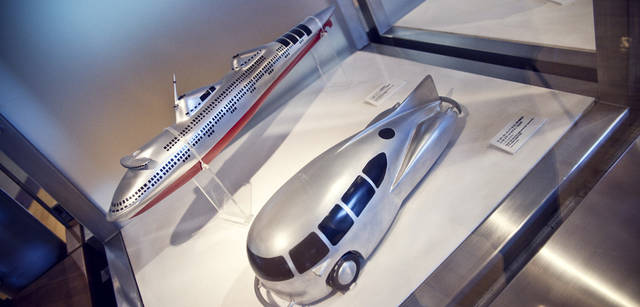 <strong>CITROEN DS3｜シトロエン DS3</strong>　<strong>『デザインミュージアム』</strong>　1930年代の米国の工業デザインを展示するコーナーにある模型。ノーマン・ベル・ゲデスがデザインした自動車のモデル（手前）。ノーマン・ベル・ゲデスが20年代の終わりに構想していた大型客船「オーシャンライナー」（奥）。