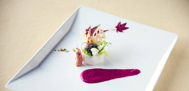 <strong>CITROEN DS3｜シトロエン DS3</strong>　<strong>『シェトモ』</strong>　オードブルの一例。器にみたてた今市カブに野菜と魚貝の詰め合わせ（メニューは日によって変わることも。このコースの目安は8000円）。 