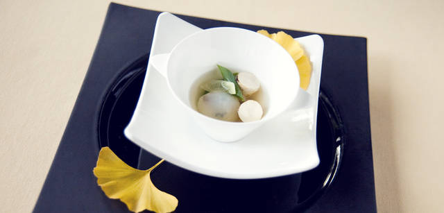 <strong>CITROEN DS3｜シトロエン DS3</strong>　<strong>『シェトモ』</strong>　スープの一例。スッポンの団子と、豆腐と九条ネギ。 