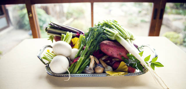 <strong>CITROEN DS3｜シトロエン DS3</strong>　<strong>『シェトモ』</strong>　『シェトモ』で使う野菜の一例。手前左が奈良の今市カブ、その背後が京ニンジン、右端は姫大根、その下が安納密芋といったぐあい。各地の野菜を使う。