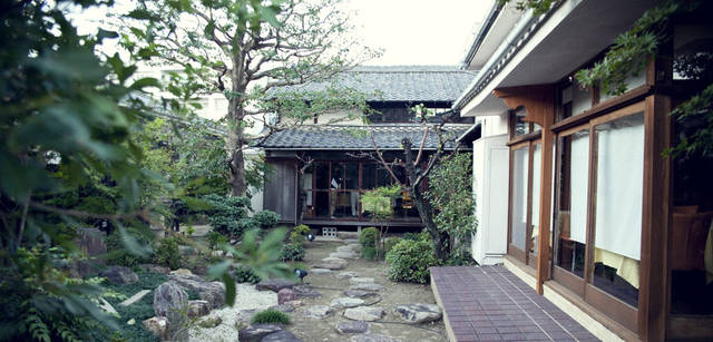 <strong>CITROEN DS3｜シトロエン DS3</strong>　<strong>『シェトモ』</strong>　1952（昭和27）年築という『シェトモ』を庭から見る。