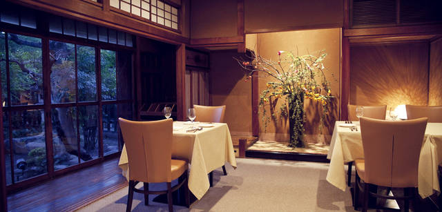 <strong>CITROEN DS3｜シトロエン DS3</strong>　<strong>『シェトモ』</strong>　日本間を現代風にアレンジしたおもしろい空間。床の間に季節を感じさせる生け花が飾られて雰囲気を出している。