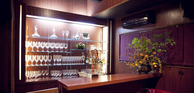 <strong>CITROEN DS3｜シトロエン DS3</strong>　<strong>『シェトモ』</strong>　ウェイティングバー。こちらも花が美しいアクセントに。