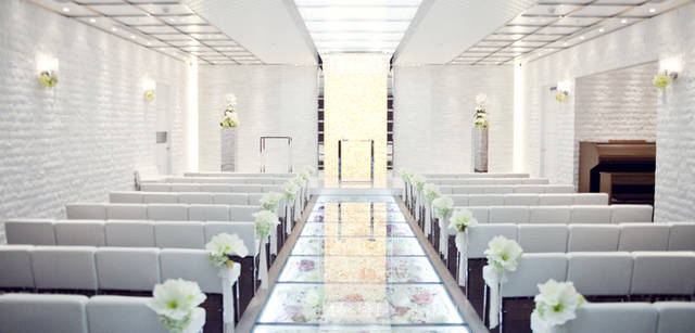 <strong>CITROEN DS3｜シトロエン DS3</strong>　<strong>『ラグナスイート』</strong>　「クリスタルチャペル」と呼ばれるチャペルではその名のとおり天井にクリスタルが使われるなど華やかな雰囲気。