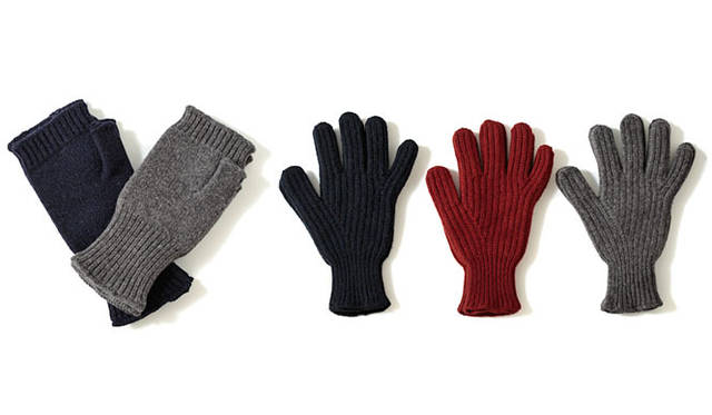 <strong> MARGARET HOWELL｜マーガレット・ハウエル</strong>　左から、グローブ各8400 円（MHL.）、カシミアグローブ各1万6800円（ともにマーガレット・ハウエル）