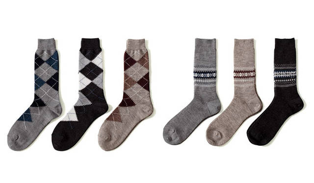 <strong> MARGARET HOWELL｜マーガレット・ハウエル</strong>　左から、ソックス各2940円、ソックス各2940円（ともにマーガレット・ハウエル）