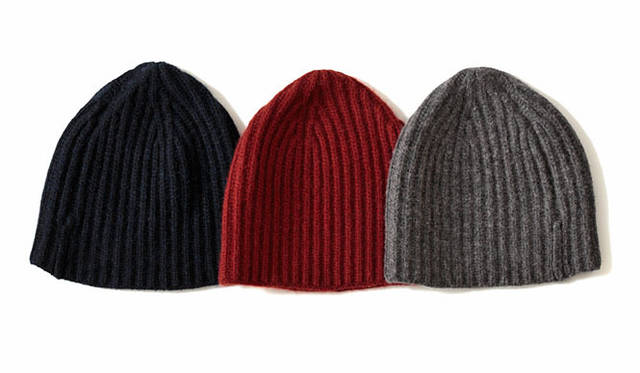 <strong> MARGARET HOWELL｜マーガレット・ハウエル</strong>　カシミアニットキャップ各1万6800円（マーガレット・ハウエル）