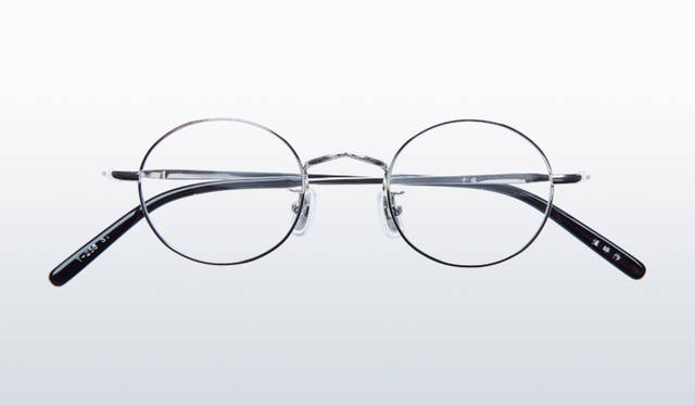 <strong>POKER FACE｜ポーカーフェイス　　「ROUND｜ラウンド」</strong>　テンプル横とブリッジに刻まれた細かい文様など、古の素材、サンプラチナの風合いが生きた1点。「恒眸作（こうぼうさく）」 3万1500円（レンズ別売り）
