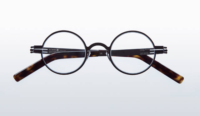 <strong>POKER FACE｜ポーカーフェイス　　「ROUND｜ラウンド」</strong>　クラシックな丸眼鏡を最新のテクノロジーで実現。ドイツ製のシートメタルアイウェア。「ic！ berlin（アイシーベルリン）」 4万3050円（レンズ別売り）