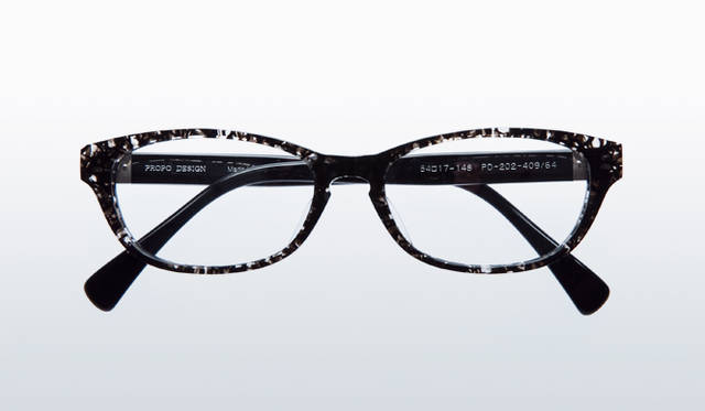 <strong>POKER FACE｜ポーカーフェイス　　「BOSTON｜ボストン」</strong>　モードを意識したビッグシェイプの変形ボストン。黒柄と黒無地のコントラストがおもしろい。「PROPO DESIGN（プロポデザイン）」2万6250円（レンズ別売り）