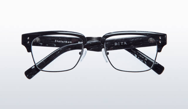 <strong>POKER FACE｜ポーカーフェイス　　「SIRMONT｜サーモント」</strong>　名作揃いのディ―タ。“政治家”というモデル名のとおり、重厚感・存在感溢れる1点。「DITA（ディータ）」 6万900円（レンズ別売り）