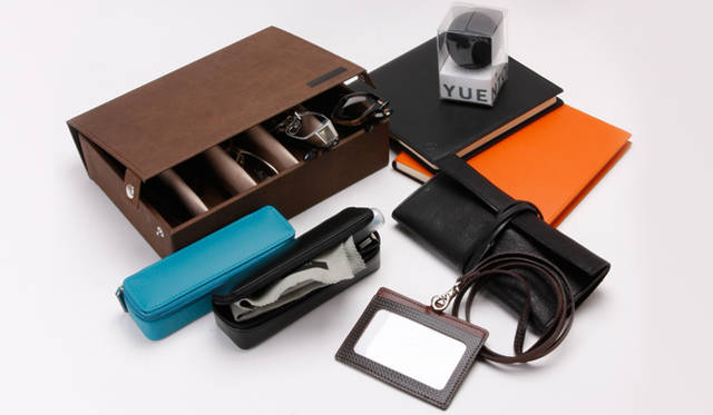 <strong>POKER FACE｜ポーカーフェイス　　「ポーカーフェイス・プレミアムフェスタ！」</strong>　2010年11月19日（金）～11月30日（金）のあいだ、2万6250円分ショッピングをすると、このグッズから1点、もしくは「メンバーズ1500ポイント」のいずれかがプレゼントされるという特典が。写真左上から時計まわりに／コレクションボックス（5本収納用）、ミュージックバルーン（携帯スピーカー）、仏クオバディス社2011年ダイアリー「エグゼクティブノート」、本革製眼鏡ケース、本革製IDケース、アイウェアメンテナンスセット（精密ドライバー、眼鏡クロス、レンズクリーナー　携帯ケース付き）