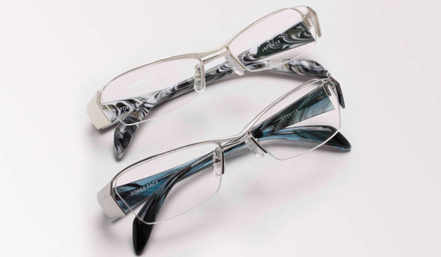 <strong>POKER FACE｜ポーカーフェイス　　「JAPONISMフェア」</strong>　日本を代表する美しい眼鏡、圧倒的な存在感が魅力のブランド「JAPONISM」。ポーカーフェイスでは11月19日（金）～12月26日（日）までフェアを開催。適度なフィット感と高いホールド力を実現した、遠近両用にもお薦めのWネームモデル。各 4万2000円（ともにレンズ別売り）