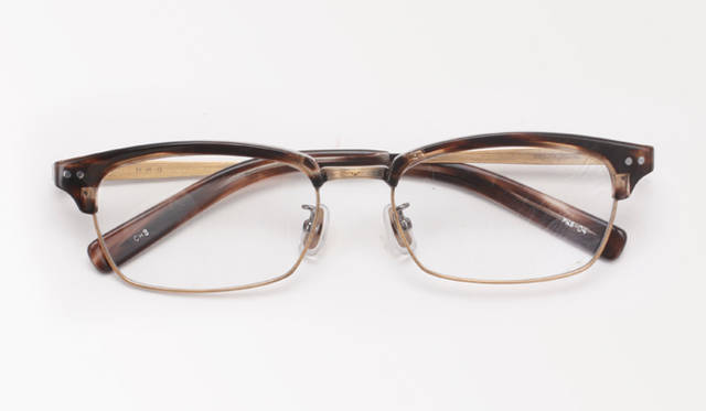 <strong>POKER FACE｜ポーカーフェイス　　「恒眸作　Wネームモデル」</strong>　日本を代表するメタル眼鏡職人、山崎恒眸氏の手による手づくりのメガネフレーム「恒眸作」の、ポーカーフェイス別注モデルが登場。3万7800円（レンズ別売り）　※写真は「チョコササ」。ほかに「ブラック」「マットブラック」の全3色。