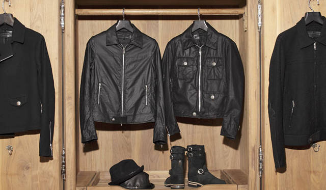 <strong>CHROME HEARTS｜クロムハーツ</strong>　正面左／オイルドジャケット（リネン）36万6450円、右／オイルドジャケット（コットン） 39万6900円、フェドラ ハット（レザー）18万3750円、（ウール）34万6500円、エンジニアブーツ（ウエスコ×クロムハーツ）46万2000円