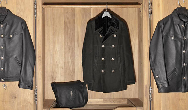 <strong>CHROME HEARTS｜クロムハーツ</strong>　正面／ピーコート（ムートン／バージョンジャパン）85万2600円、ショルダーバッグ（ダガー付き）30万5550円