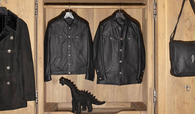 <strong>CHROME HEARTS｜クロムハーツ</strong>　正面左／クラシックジーンジャケット（レザー／バージョンジャパン）60万4800円、右／ハンティングジャケット（レザー／バージョンジャパン）63万2100円、ダイナソー（ゴジラ）21万円