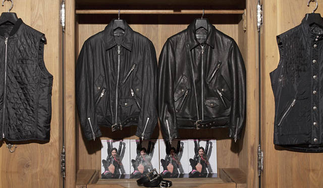 <strong>CHROME HEARTS｜クロムハーツ</strong>　正面左／ダブルジップ ライダースジャケット（オイルドリネン）50万4000円、右／ダブルジップ ライダースジャケット（レザー）74万2350円、クロムハーツマガジン2500円、ベルトパンクシリーズ（上／1.5インチ）13万7550円、（下／1インチ）14万4900円