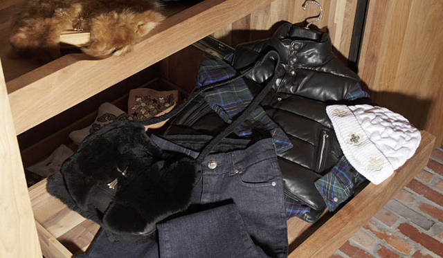 <strong>CHROME HEARTS｜クロムハーツ</strong>　ダウンベスト（レザー）60万7950円、グリーンのチェックシャツ12万1800円、デニムパンツ15万150円、ショルダーバッグ（オリーラグ／黒）30万2400円、（ムートン／ベージュ）26万7750円、ニット帽子（カシミヤ）9万9750円