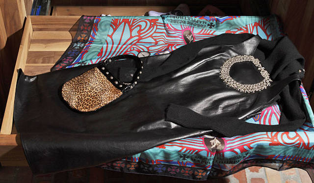 <strong>CHROME HEARTS｜クロムハーツ</strong>　ワンピース（レザー）30万9750円、タートルネックニット21万3150円、ネックレス チェーンメール（シルバー）49万4550円、バックインバッグ（レオパード）20万550円、スカーフ ロバートメイプルソープ（シルクシフォン）7万6650円