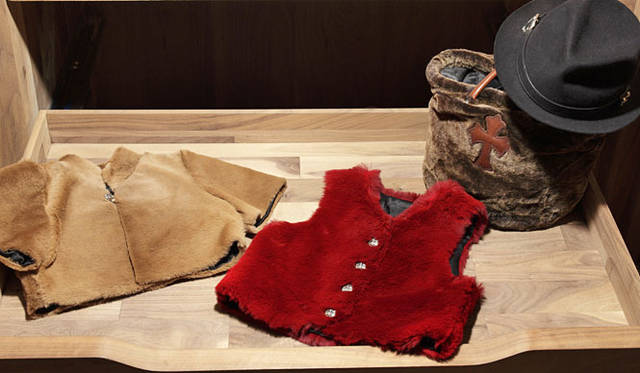 <strong>CHROME HEARTS｜クロムハーツ</strong>　ジャケット（カンガルー／ベージュ）11万6550円、ベスト（カンガルー／赤）11万6550円、ラウンドトートバッグ（カンガルーレザー）22万8900円、キッズ ハット9万8700円