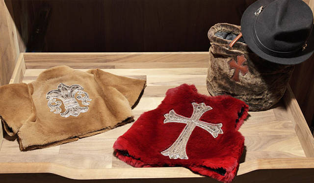 <strong>CHROME HEARTS｜クロムハーツ</strong>　ジャケット（カンガルー／ベージュ）11万6550円、ベスト（カンガルー／赤）11万6550円、ラウンドトートバッグ（カンガルーレザー）22万8900円、キッズ ハット9万8700円