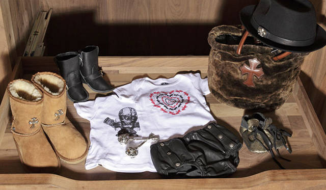 <strong>CHROME HEARTS｜クロムハーツ</strong>　「UGG（アグ）」キッズ ブーツ10万2900円、エンジニア キッズ ブーツ3万7800円、Tシャツ各1万500円、ダイパーカバー（レザー）7万2450円、ベビーブーティ1万2600円、ラウンドトートバッグ（カンガルーレザー）22万8900円、キッズ ハット9万8700円
