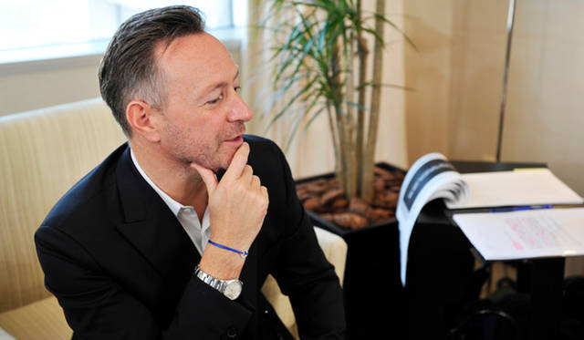 <strong>ck Calvin Klein｜ck カルバン・クライン</strong>　グローバル クリエイティブ ディレクターとしての肩書きは、文字通り全世界的にブランドイメージをコントロールするという役割を担う。世界中を駆け回るジェットセッターは「僕の家は、空の上にあるのさ」とジョークを飛ばす。