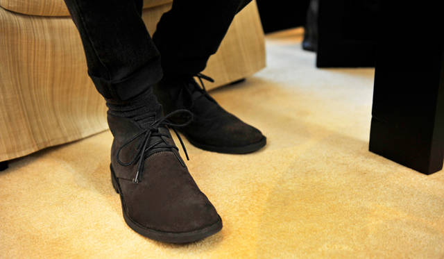 <strong>ck Calvin Klein｜ck カルバン・クライン</strong>　スキニーシルエットのブラックデニムの足元はｃｋのスエードチャッカブーツ。適度なハズしとして、あえてダークブラウンを持ってくるというのは高等なコーディネートテクニックといえるだろう。