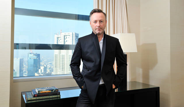 <strong>ck Calvin Klein｜ck カルバン・クライン</strong>　高層ホテルのスイートルームでのシューティング。ケヴィン・ケリガン氏はピークドラペルを立てて、クールな表情でレンズを見つめポーズをとる。後ろにもう一件の取材と商談が控えていたにも関わらず、たっぷりと時間をかけてのインタビューとなった。