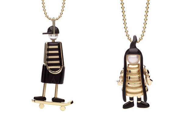 <strong>FRED｜フレッド　「THE FREDY’S（フレディズ）」</strong>　 左／THEO（テオ）　[YG×パール×ブラックラッカー] 13万6500円、右／LORELEI（ロレレイ）　[YG×パール×ブラックラッカー] 13万6500円　※コットンコード付き、YGボールチェーン別売り（ともにフレッド伊勢丹新宿店）