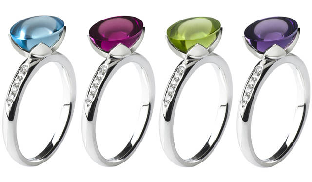 <strong>FRED｜フレッド　「Mlle. Delphine（マドモアゼル デルフィーヌ）」</strong>　左から／リング[WG×ブルートパーズ×ダイヤモンド] 15万2250円、リング[WG×ピンクトルマリン×ダイヤモンド] 15万2250円、リング[WG×ペリドット×ダイヤモンド] 15万2250円、リング[WG×アメシスト×ダイヤモンド] 15万2250円（すべてフレッド伊勢丹新宿店）